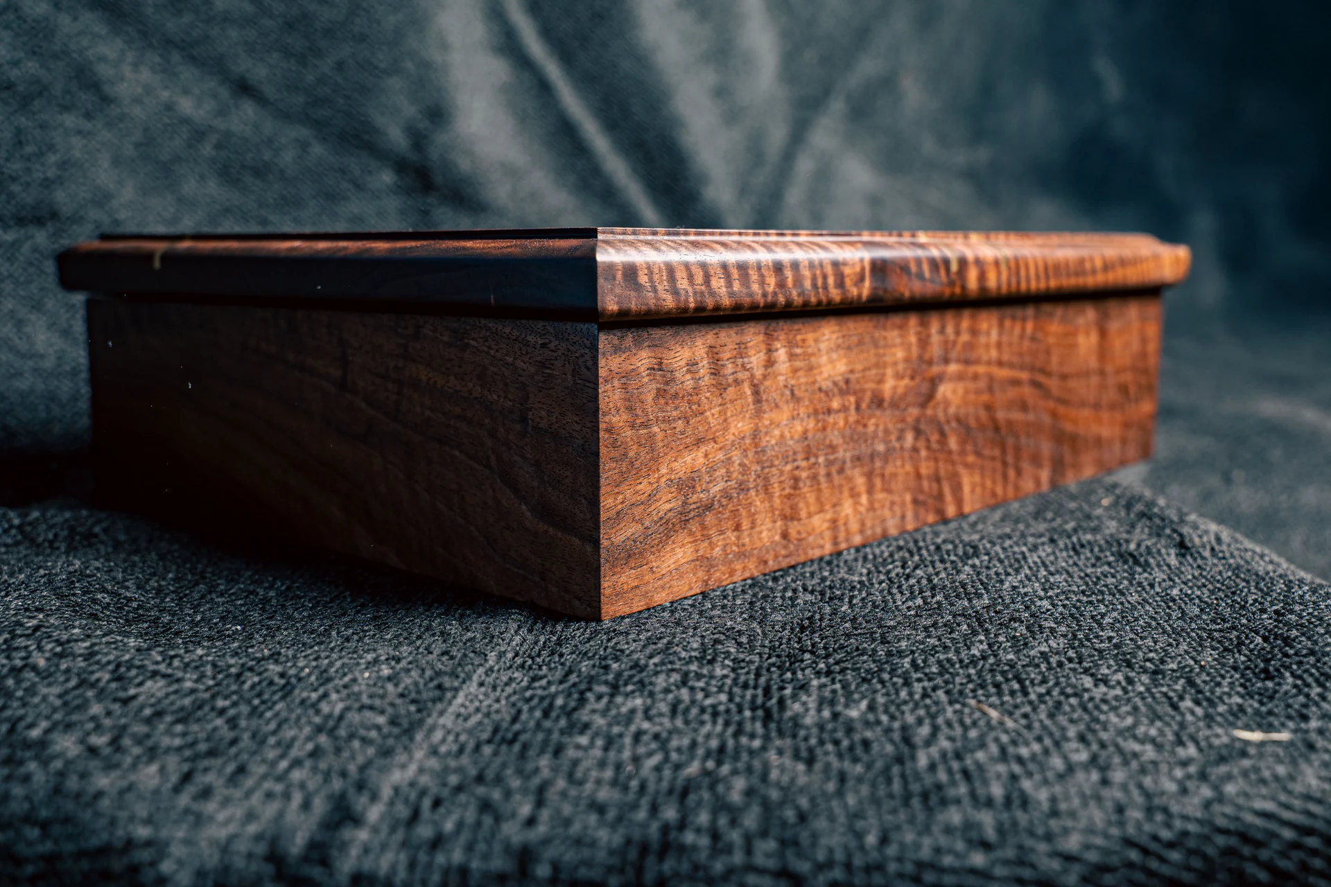 Side profile of the box and fitted lid