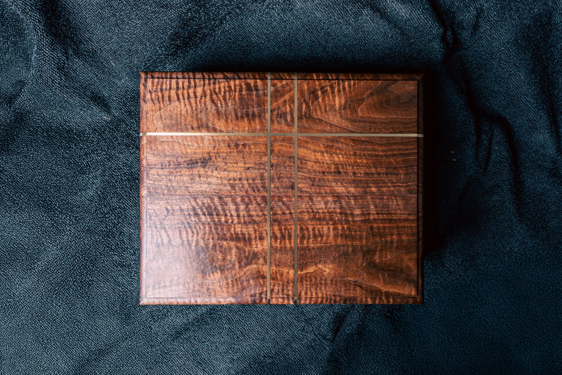 Overhead view of the finished lid and intersecting inlay lines